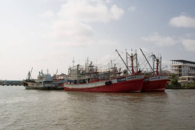 Nehirdeki parkta kargo gemileri..