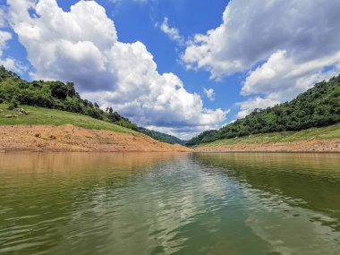 Dağlar ve nehirler. Baraj ve Gökyüzü 'nün arkasında bulutlar var.