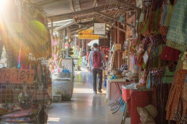 Pazar her türlü yiyecek, hediye ve hediyelik eşya satar. Amphawa 'da.