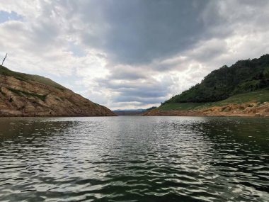 Dağlar ve nehirler. Baraj ve Gökyüzü 'nün arkasında bulutlar var.