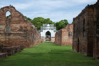 Arkeolojik alan harabelerinin güzel manzarası. Kopya alanı olan mavi gökyüzü arkaplanı.