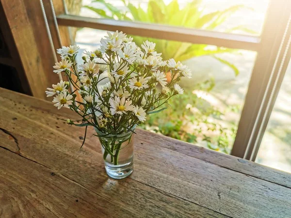 Flores Blancas Maceta Metal Sobre Fondo Madera Con Espacio Para Imagen De Stock