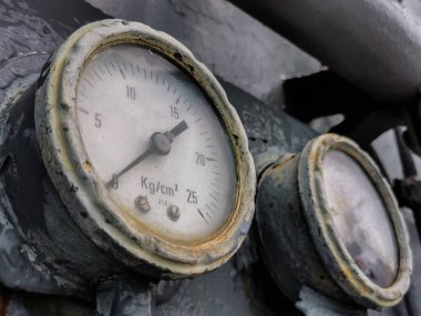 Eski Basınç göstergesi, pnömatik kontrol sistemi üzerinde fotokopi alanı ile birlikte manometre