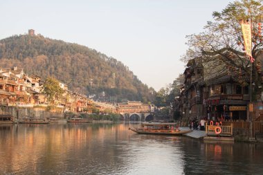 Fenghuang Antik Şehri 'ne bakın, şehrin ana turistik merkezi..