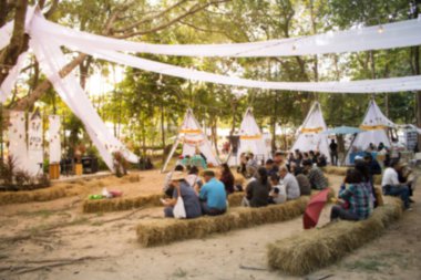 Soyut bulanık insanlar sabah halk parkında dinleniyor, soyut bulanık arkaplan