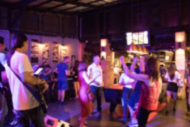 Bulanık insanlar barda eğleniyor ve atmosfer parti mutlu ve rahatlatıcı, bulanık bir arka plan.