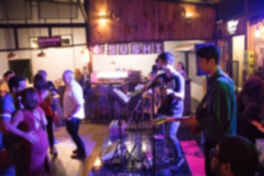 Bulanık insanlar barda eğleniyor ve atmosfer parti mutlu ve rahatlatıcı, bulanık bir arka plan.