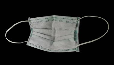 Koruyucu yüz maskesi siyah arkaplanda izole edildi