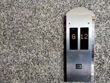 Yakın çekim monitörü, asansör katındaki fotokopi alanını gösteriyor.