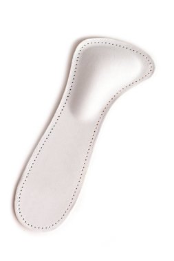 Beyaz arka planda izole edilmiş ortopedik taban. Düz taban ve ayak hastalıklarının tedavisi ve önlenmesi. Ayak bakımı, ayaklara iyi gelir. Rahat ayakkabılar giy. Tıbbi tabanlar.