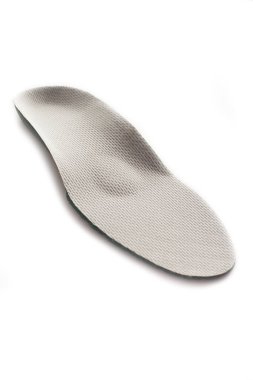 Beyaz arka planda izole edilmiş ortopedik taban. Düz taban ve ayak hastalıklarının tedavisi ve önlenmesi. Ayak bakımı, ayaklara iyi gelir. Rahat ayakkabılar giy. Tıbbi tabanlar.