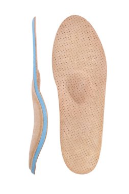 Beyaz arka planda izole edilmiş ortopedik taban. Düz taban ve ayak hastalıklarının tedavisi ve önlenmesi. Ayak bakımı, ayaklara iyi gelir. Rahat ayakkabılar giy. Tıbbi tabanlar.