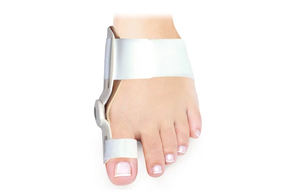 Hallux Valgus Ortopedik Tıbbi Başparmak Kolu beyaz arka planda izole edildi. Ayak parmakları için ortopediler.