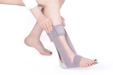 Ortopedik ayak bileği ipliği. Tıbbi Bilek Bandajı. Tıbbi Bilek Destek Kayışı Ayarlanabilir Bandaj Sargısı Ayak Ağrısı Rahatlatıcı Spor. Bacak Kolu beyaz arkaplanda izole edildi