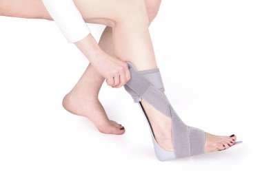 Ortopedik ayak bileği ipliği. Tıbbi Bilek Bandajı. Tıbbi Bilek Destek Kayışı Ayarlanabilir Bandaj Sargısı Ayak Ağrısı Rahatlatıcı Spor. Bacak Kolu beyaz arkaplanda izole edildi