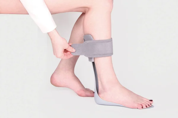 Ortopedik ayak bileği ipliği. Tıbbi Bilek Bandajı. Tıbbi Bilek Destek Kayışı Ayarlanabilir Bandaj Sargısı Ayak Ağrısı Rahatlatıcı Spor. Bacak Kolu beyaz arkaplanda izole edildi