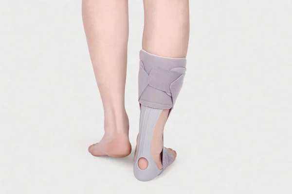 Ortopedik ayak bileği ipliği. Tıbbi Bilek Bandajı. Tıbbi Bilek Destek Kayışı Ayarlanabilir Bandaj Sargısı Ayak Ağrısı Rahatlatıcı Spor. Bacak Kolu beyaz arkaplanda izole edildi