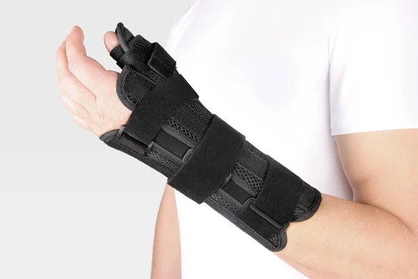 Elastik bilek bandajı. Ortopedik tıbbi kondisyon bandajı. Elastik bilek sakatlama desteği. Spor Koruyucu Bileklik. Bilek Konumu Ortozu. Bilek ağrısı..