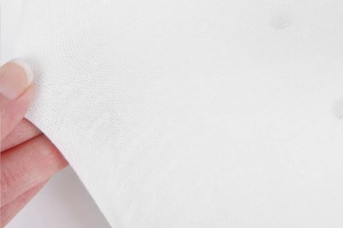 Hafıza Efektli Ortopedik Yastık. Uyku için tıbbi tedavi yastığı. Başının altındaki Hafıza Yastığı 'nı rahatlat. Omzunun altında beyaz arka planda izole edilmiş bir teneffüs. Uyku Destek Yastığı