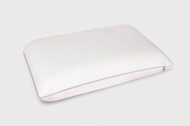 Hafıza Efektli Ortopedik Yastık. Uyku için tıbbi tedavi yastığı. Başının altındaki Hafıza Yastığı 'nı rahatlat. Omzunun altında beyaz arka planda izole edilmiş bir teneffüs. Uyku Destek Yastığı