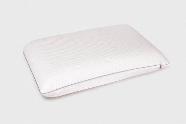Hafıza Efektli Ortopedik Yastık. Uyku için tıbbi tedavi yastığı. Başının altındaki Hafıza Yastığı 'nı rahatlat. Omzunun altında beyaz arka planda izole edilmiş bir teneffüs. Uyku Destek Yastığı
