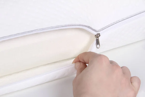 Hafıza Efektli Ortopedik Yastık. Uyku için tıbbi tedavi yastığı. Başının altındaki Hafıza Yastığı 'nı rahatlat. Omzunun altında beyaz arka planda izole edilmiş bir teneffüs. Uyku Destek Yastığı