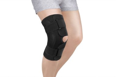 Diz Destek Kolu beyaz arka planda izole edilmiş bir bacak üzerinde. Ortopedik Anatomik Ortopedi. Diz sabitleme, yaralanma ve ağrı için diş telleri. Ortopedi. Ayak ortozu. Diz eklemi bandaj kolu. Elastik Spor 