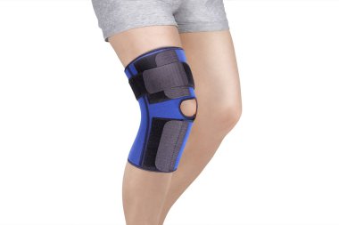 Diz Destek Kolu beyaz arka planda izole edilmiş bir bacak üzerinde. Ortopedik Anatomik Ortopedi. Diz sabitleme, yaralanma ve ağrı için diş telleri. Ortopedi. Ayak ortozu. Diz eklemi bandaj kolu. Elastik Spor 