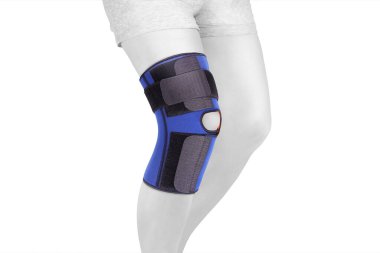 Diz Destek Kolu beyaz arka planda izole edilmiş bir bacak üzerinde. Ortopedik Anatomik Ortopedi. Diz sabitleme, yaralanma ve ağrı için diş telleri. Ortopedi. Ayak ortozu. Diz eklemi bandaj kolu. Elastik Spor 