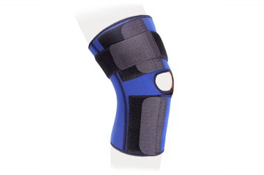 Diz Destek Kolu beyaz arka planda izole edilmiş bir bacak üzerinde. Ortopedik Anatomik Ortopedi. Diz sabitleme, yaralanma ve ağrı için diş telleri. Ortopedi. Ayak ortozu. Diz eklemi bandaj kolu. Elastik Spor 