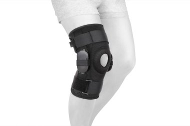 Diz Destek Kolu beyaz arka planda izole edilmiş bir bacak üzerinde. Ortopedik Anatomik Ortopedi. Diz sabitleme, yaralanma ve ağrı için diş telleri. Ortopedi. Ayak ortozu. Diz eklemi bandaj kolu. Elastik Spor 