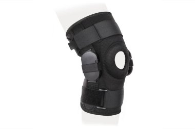 Diz Destek Kolu beyaz arka planda izole edilmiş bir bacak üzerinde. Ortopedik Anatomik Ortopedi. Diz sabitleme, yaralanma ve ağrı için diş telleri. Ortopedi. Ayak ortozu. Diz eklemi bandaj kolu. Elastik Spor 