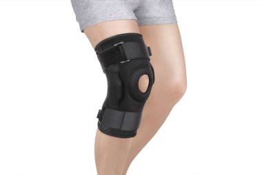 Diz Destek Kolu beyaz arka planda izole edilmiş bir bacak üzerinde. Ortopedik Anatomik Ortopedi. Diz sabitleme, yaralanma ve ağrı için diş telleri. Ortopedi. Ayak ortozu. Diz eklemi bandaj kolu. Elastik Spor