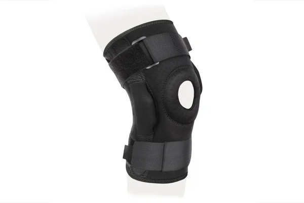Diz Destek Kolu beyaz arka planda izole edilmiş bir bacak üzerinde. Ortopedik Anatomik Ortopedi. Diz sabitleme, yaralanma ve ağrı için diş telleri. Ortopedi. Ayak ortozu. Diz eklemi bandaj kolu. Elastik Spor