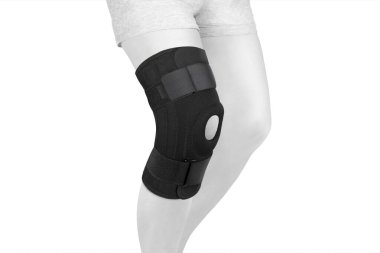Diz Destek Kolu beyaz arka planda izole edilmiş bir bacak üzerinde. Ortopedik Anatomik Ortopedi. Diz sabitleme, yaralanma ve ağrı için diş telleri. Ortopedi. Ayak ortozu. Diz eklemi bandaj kolu. Elastik Spor