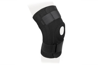 Diz Destek Kolu beyaz arka planda izole edilmiş bir bacak üzerinde. Ortopedik Anatomik Ortopedi. Diz sabitleme, yaralanma ve ağrı için diş telleri. Ortopedi. Ayak ortozu. Diz eklemi bandaj kolu. Elastik Spor