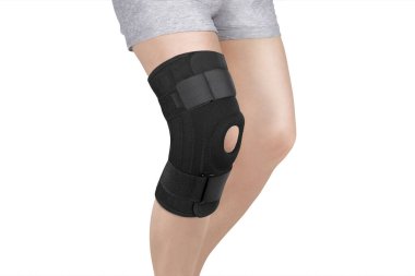 Diz Destek Kolu beyaz arka planda izole edilmiş bir bacak üzerinde. Ortopedik Anatomik Ortopedi. Diz sabitleme, yaralanma ve ağrı için diş telleri. Ortopedi. Ayak ortozu. Diz eklemi bandaj kolu. Elastik Spor