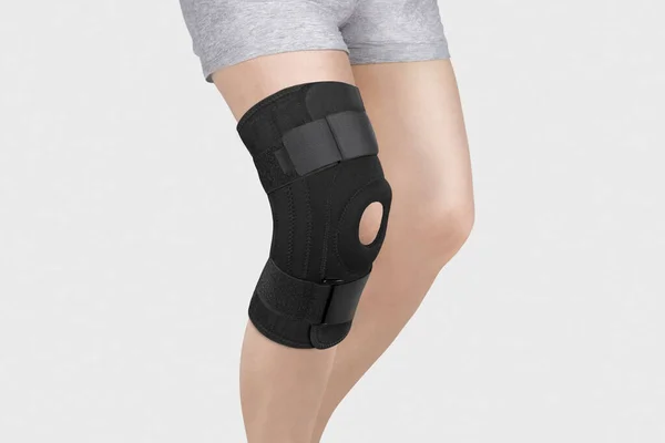 膝のサポート白の背景に隔離された足のブレース 整形外科解剖学的矯正 膝の固定 怪我や痛みのためのブレース 正書法だ 足の矯正 膝関節包帯スリーブ 弾性スポーツ — ストック写真