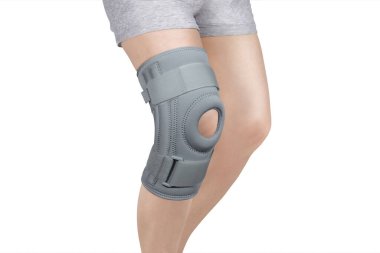 Diz Destek Kolu beyaz arka planda izole edilmiş bir bacak üzerinde. Ortopedik Anatomik Ortopedi. Diz sabitleme, yaralanma ve ağrı için diş telleri. Ortopedi. Ayak ortozu. Diz eklemi bandaj kolu. Elastik Spor