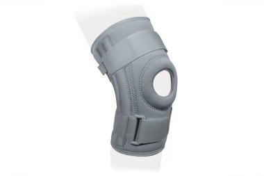 Diz Destek Kolu beyaz arka planda izole edilmiş bir bacak üzerinde. Ortopedik Anatomik Ortopedi. Diz sabitleme, yaralanma ve ağrı için diş telleri. Ortopedi. Ayak ortozu. Diz eklemi bandaj kolu. Elastik Spor