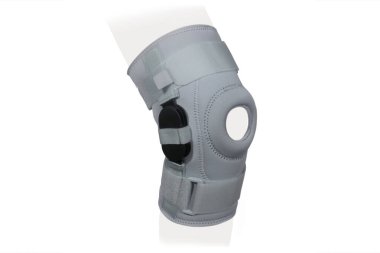 Diz Destek Kolu beyaz arka planda izole edilmiş bir bacak üzerinde. Ortopedik Anatomik Ortopedi. Diz sabitleme, yaralanma ve ağrı için diş telleri. Ortopedi. Ayak ortozu. Diz eklemi bandaj kolu. Elastik Spor