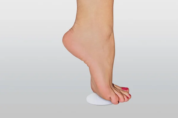 배경에 다리의 교정하기 위하여 외과적 실리콘 발뒤꿈치가 에서부터 발끝까지 떨어져 — 스톡 사진
