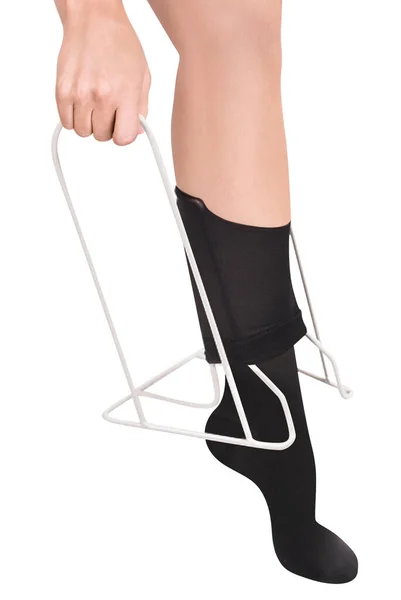 Sıkıştırma çoraplarını giymek için bir cihaz. Varisli damar ve venouse tedavisi için tıbbi çoraplar, çoraplar, çoraplar, baldırlar ve kollar. Klinik örgüler. Beyaz arkaplanda izole edilmiş spor çorapları
