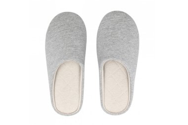 Bir çift boş siyah ev terliği, tasarım modeli. Otel banyosu terlikleri beyaz arka planda izole edilmiş. Tertemiz bir sandalet ya da spor ayakkabısı. Yatak ayakkabısı, aksesuar ayakkabı..