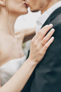 Gelin ve damadın Paris 'te romantik bir evliliği var. Paris 'teki Eyfel Kulesi' nin arka planında bir düğün çifti. Romantik bir tarih, Fransa 'da düğün töreni. Gelinlik giymiş gelin. Evlilik yüzüğü.