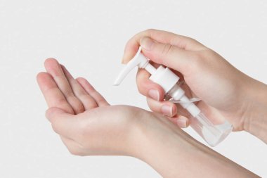 El antibakteriyel dezenfektan pompası, el yıkamak için alkol jeli, virüslerden ve hastalıklardan arınmış elleri temizlemek için sıvı sabun. Lütfen ellerinizi yıkayın konsept fotoğraf izole edilmiş beyaz el yıkama