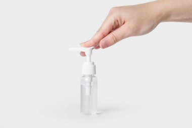 El antibakteriyel dezenfektan pompası, el yıkamak için alkol jeli, virüslerden ve hastalıklardan arınmış elleri temizlemek için sıvı sabun. Lütfen ellerinizi yıkayın konsept fotoğraf izole edilmiş beyaz el yıkama