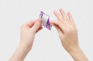 Coronavirus COVID-19. Alkol pedi dezenfeksiyon için ilk yardım olarak kullanılır. Islak doku salgını önleme, antibakteriyel sterilizasyon. Alkol bazlı elle el temizleme antiseptik mendilleri dezenfekte etme