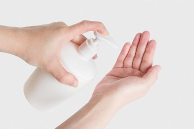 El antibakteriyel dezenfektan pompası. Jöle, losyon, banyo köpüğü için sıvı kabı olan kozmetik şişesi. Beyaz arka planda izole edilmiş 3 boyutlu gerçekçi tasvirler. Ellerini yıka.