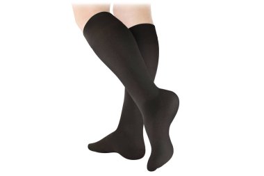 Varisli damarlar ve venouse terapisi için tıbbi sıkıştırma çorapları. Sıkıştırma çoraphanesi. Beyaz arkaplanda izole edilmiş spor çorapları